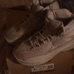 Yeezy addias boots size 8 1/2 dsrt bt adult